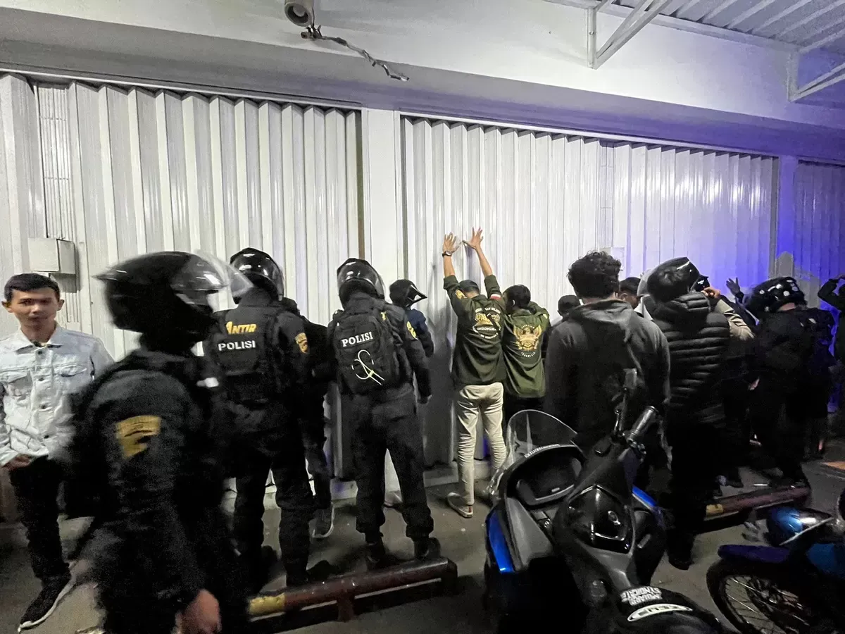 Ilustrasi polisi sedang menangani kejahatan di jalanan yang dilakukan remaja (Sumber: Ayobandung.com | Foto: Restu Nugraha)