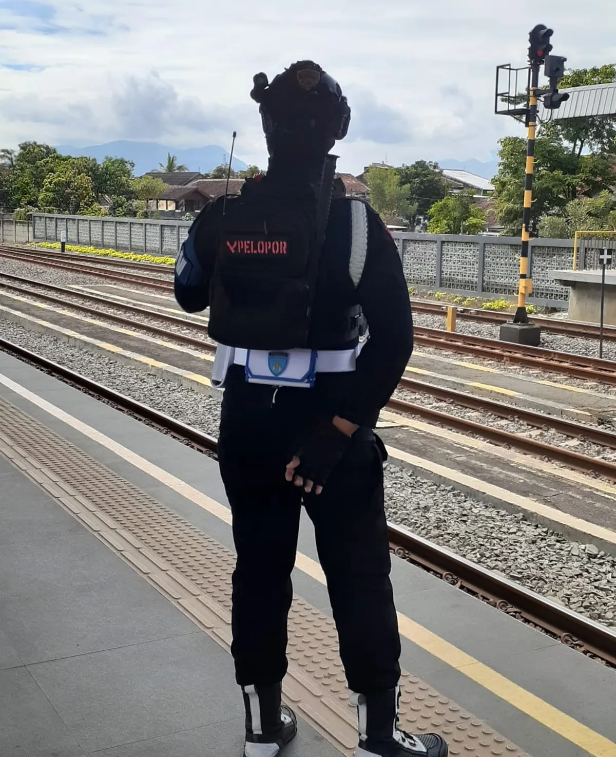 Personel Brimob sedang bertugas di sektor perhubungan (Sumber: dokpri | Foto: Totok Siswantara)