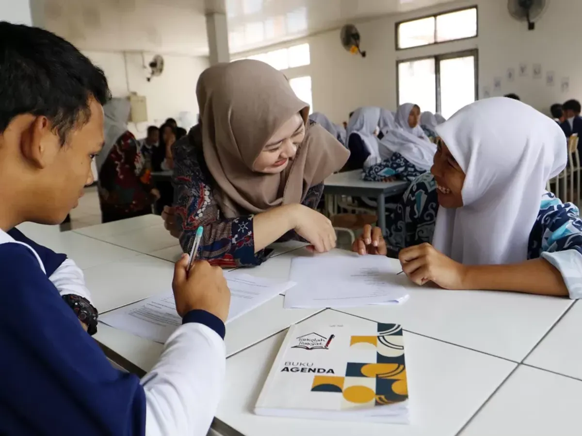 Sejumlah siswa saat beraktivitas di Sekolah Rakyat Menengah Pertama (SRMP) 8 Cimahi, Jalan Kerkof, Kota Cimahi, Kamis 18 Juni 2026. (Sumber: Ayobandung.id | Foto: Irfan Al-Faritsi)