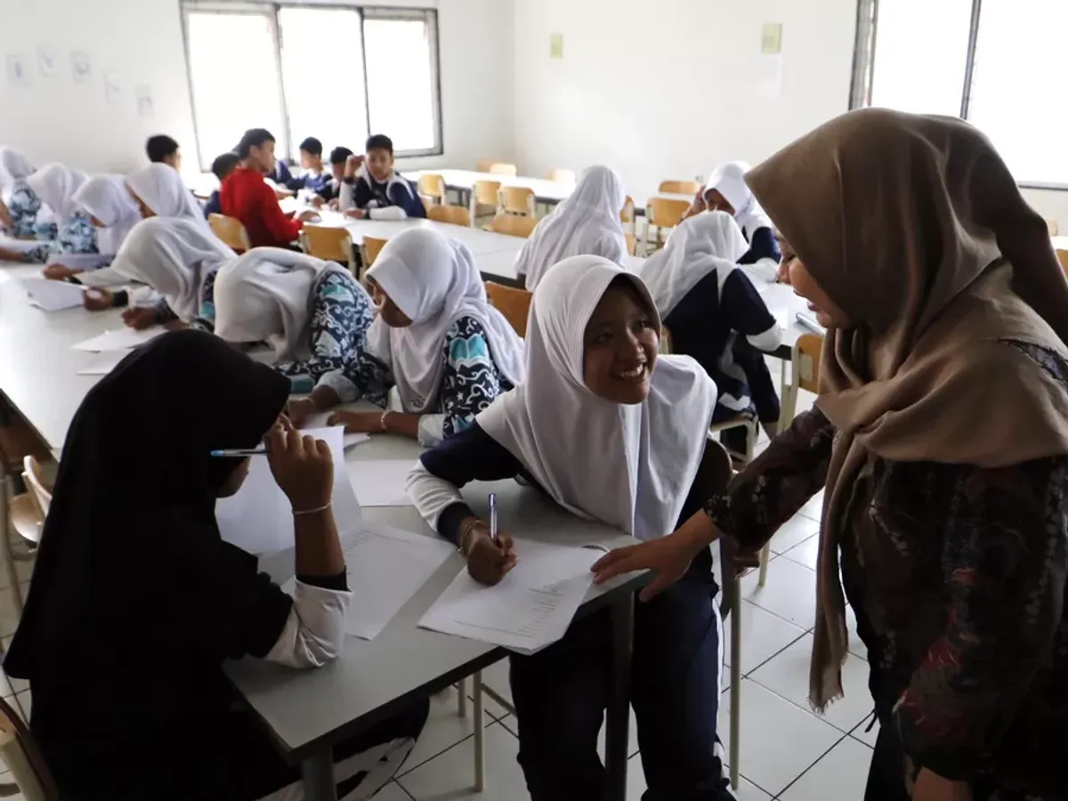 Sejumlah siswa saat beraktivitas di Sekolah Rakyat Menengah Pertama (SRMP) 8 Cimahi, Jalan Kerkof, Kota Cimahi, Kamis 18 Juni 2026. (Sumber: Ayobandung.id | Foto: Irfan Al-Faritsi)