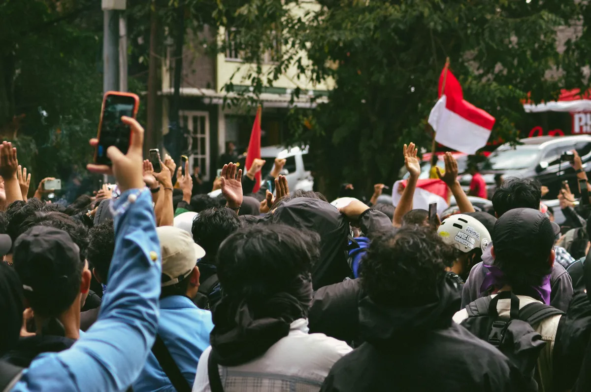 sekelompok orang sedang melakukan aksi demonstrasi (Sumber: Pexels | Foto: Rakhmat Suwandi)