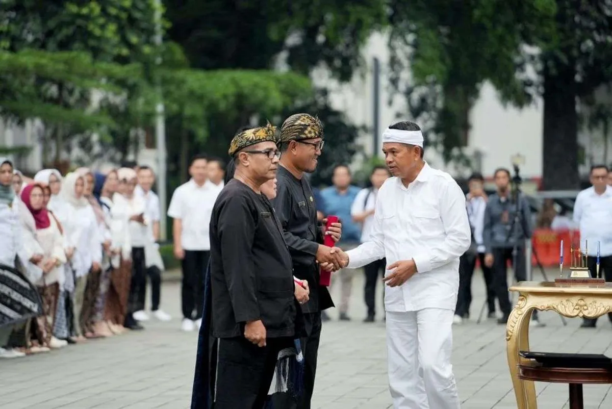 Gubernur Dedi Mulyadi menyerahkan surat pengangkatan Kepala Sekolah di Gedung Sate, Kota Bandung (Sumber: jabarprov.go.id)