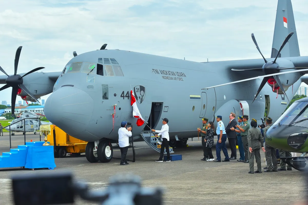 Presiden Jokowi menyaksikan penyerahan pesawat C-130J Super Hercules dari Kemhan ke TNI AU, di Pangkalan TNI AU Halim Perdanakusuma. (Sumber: Humas Setkab | Foto: Rahmat)