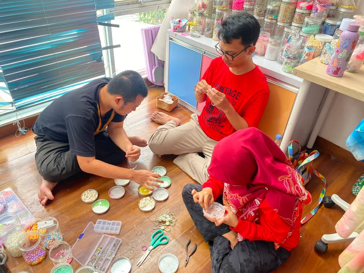 Proses produksi aksesori di PUKA, dikerjakan langsung oleh teman-teman penyandang disabilitas (Sumber: Penulis | Foto: Lupita Sari Ayuning Cahya Nugraha)