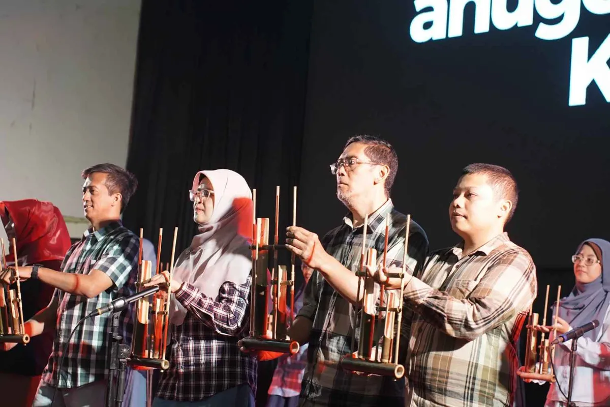 Pementasan angklung ala FST saat bernyanyi Rumah Kita yang dipopulerkan grup musik God Bless, Sabtu (4/7/2026) (Sumber: Dokumentasi Panitia)