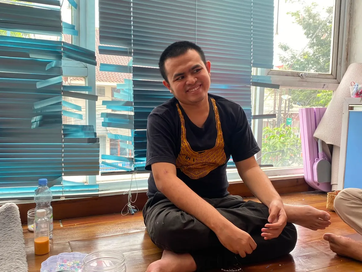 Rafi, salah satu pekerja PUKA, saat diwawancarai di ruang produksi (Sumber: Penulis | Foto: Lupita Sari Ayuning Cahya Nugraha)