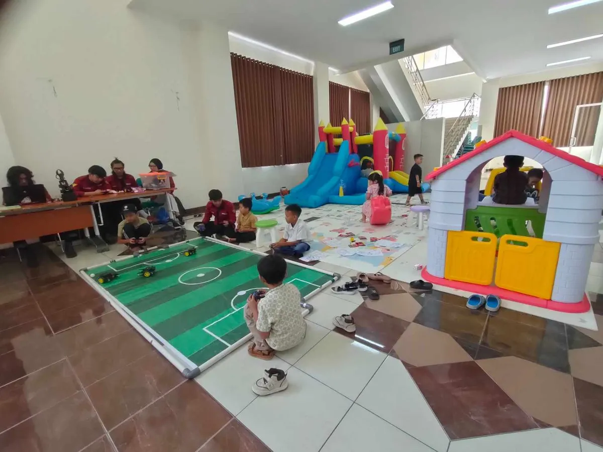Suasana bermain saat Reuni Akbar 20 Tahun Fakultas Sains dan Teknologi (FST) di Gedung Anwar Musaddad, Sabtu (4/7/2026) (Sumber: Istimewa | Foto: IBN GHIFARIE)