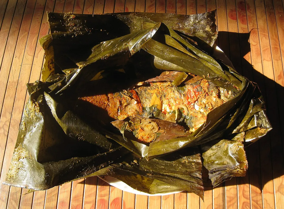 Pepes ikan emas (pais lauk mas) Sunda. (Sumber: Wikimedia Commons | Foto: Gunawan Kartapranata)
