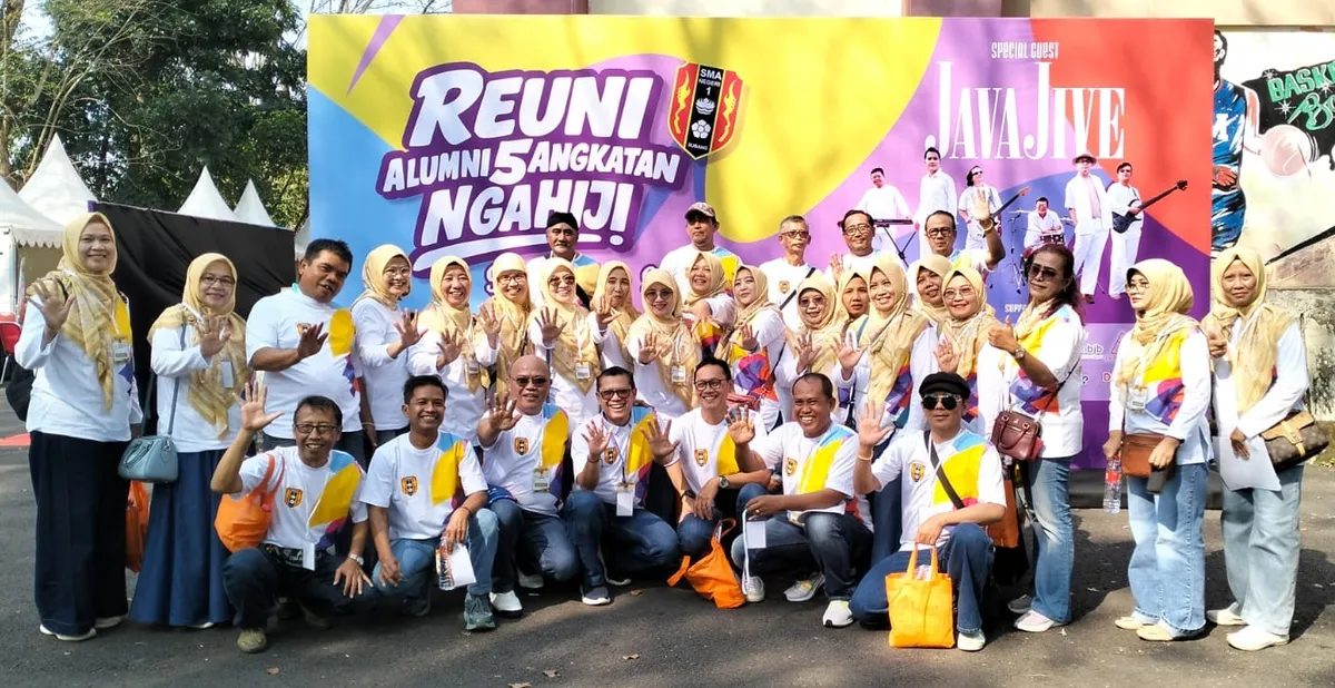 Alumni SMA Negeri 1 Subang Angkatan 1991 berfoto bersama Wakil Bupati Subang, H. Agus Masykur Rosadi. (Foto: Kin Sanubary)