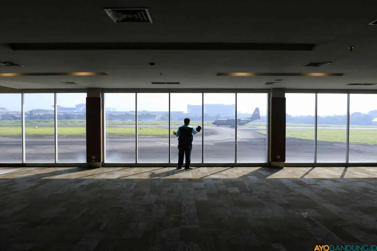Petugas membersihkan salahsatu fasilitas Bandara Husein Sastranegara, Kota Bandung, Rabu 25 Juni 2025. (Sumber: ayobandung.id | Foto: Irfan Al Faritsi)