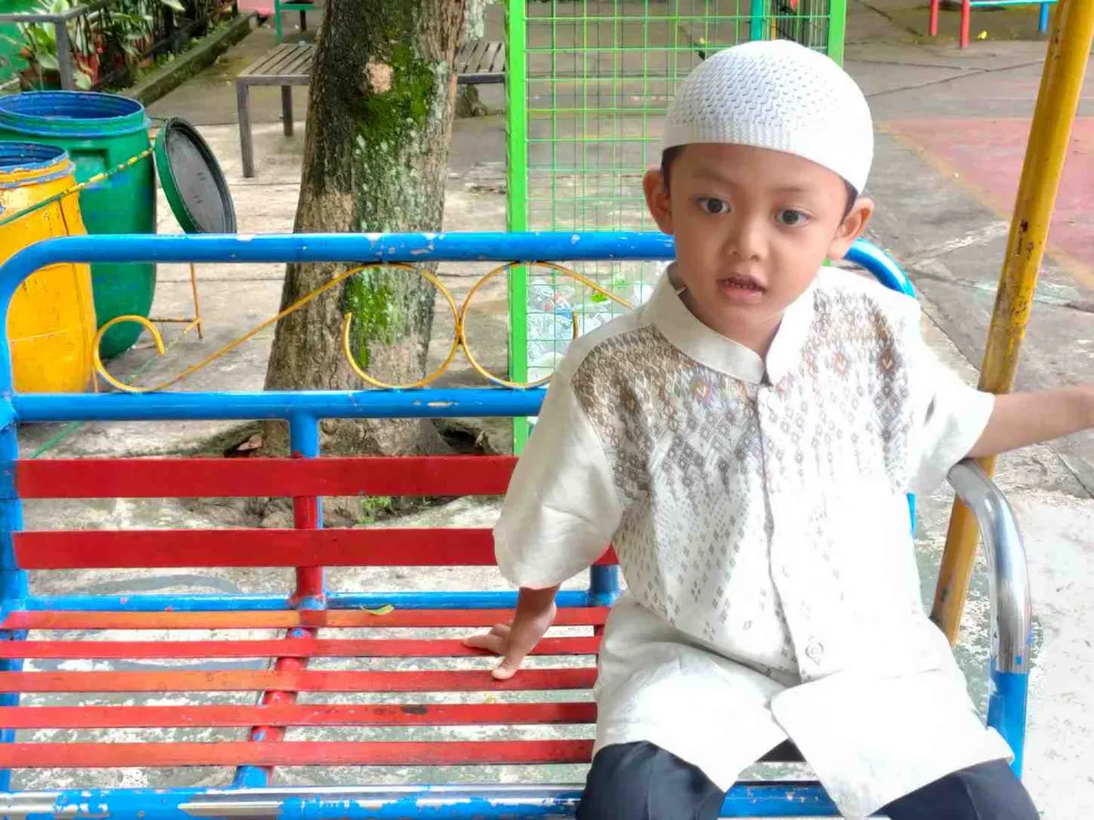 Senangnya Kakang saat main ayunan di sekitar Ponyo, Sabtu (16/5/2026) (Sumber: Istimewa | Foto: IBN GHIFARIE)