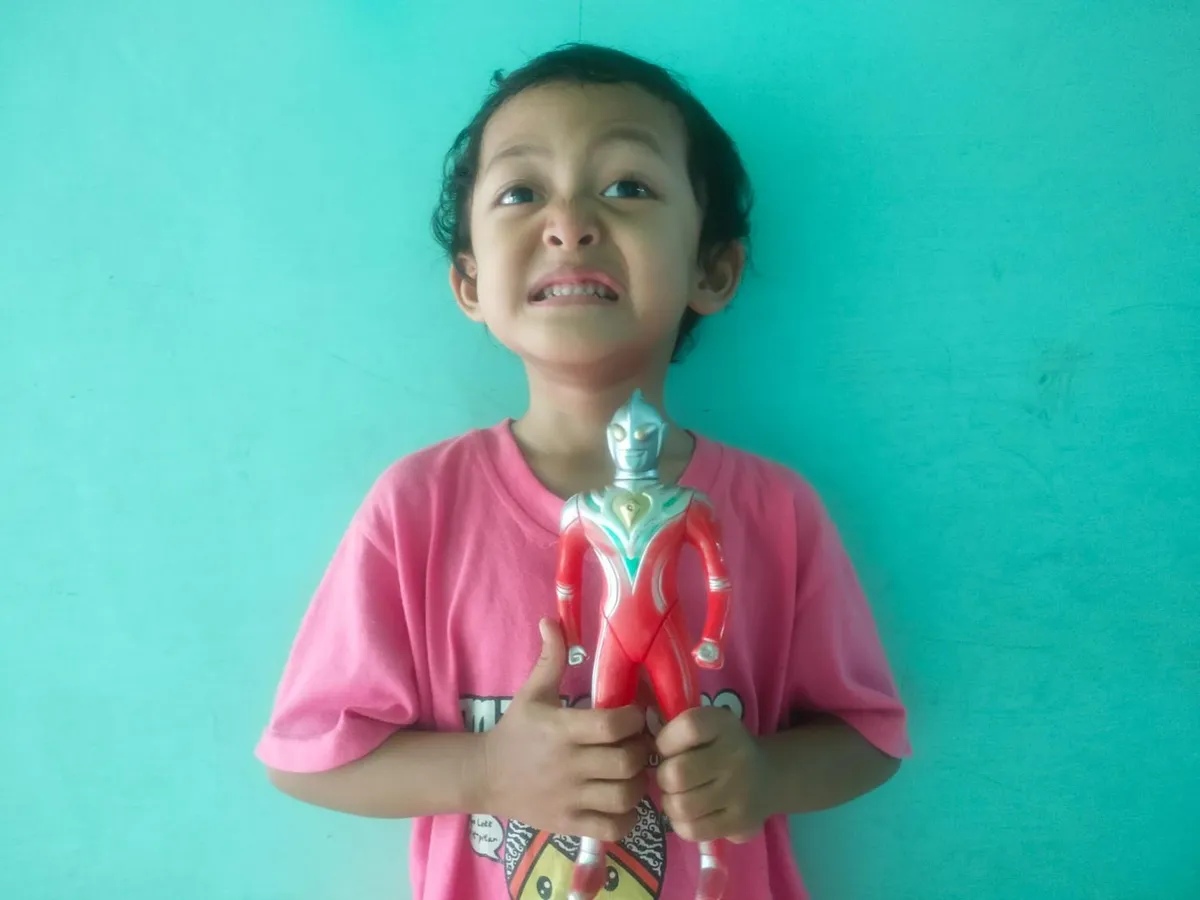 Ekspresi Kakang saat mendapatkan kado Utraman, Ahad (5/7/2026). (Sumber: Istimewa | Foto: IBN GHIFARIE)