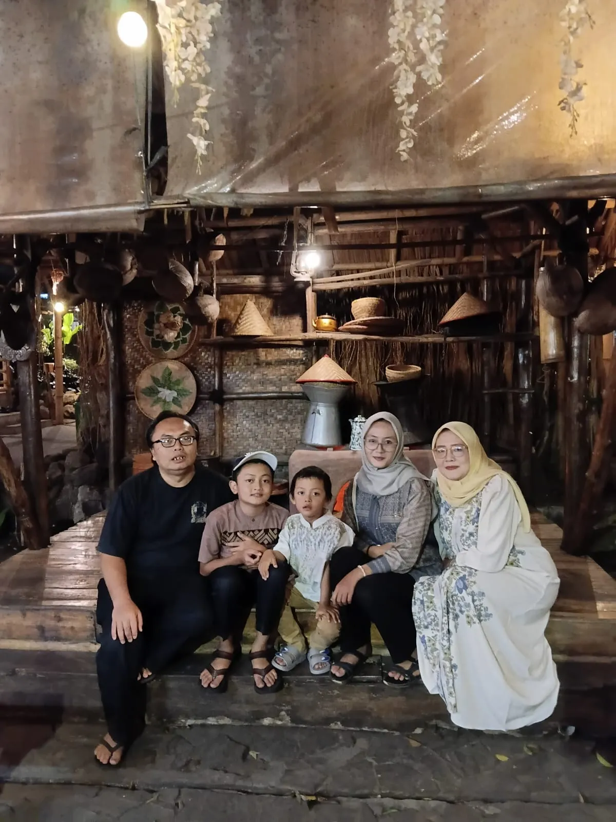 Alhamdulillah bisa berfoto bersama dengan formasi lengkap setelah syukur Kakang, 5 tahun di RM Ponyo, Ahad (5/7/2026) (Sumber: Istimewa)
