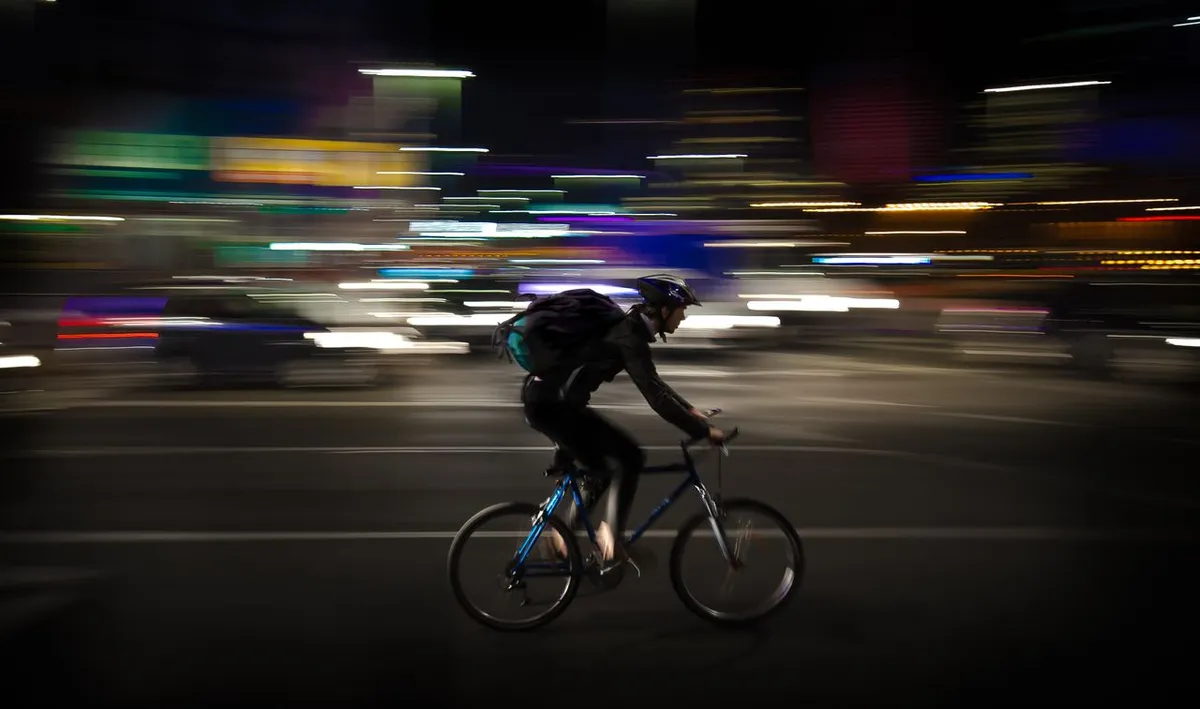 Ilustrasi bersepeda di malam hari. (Sumber: Pexels | Foto: ClickerHappy)