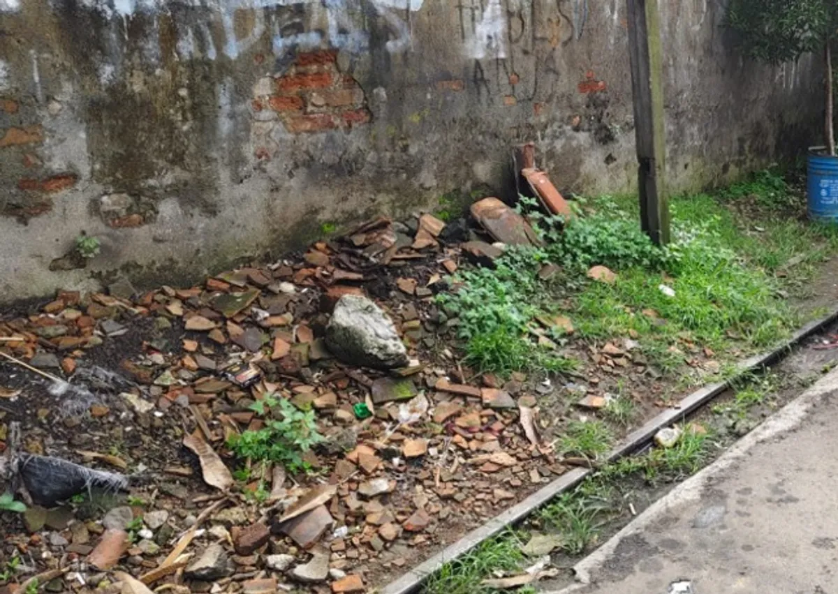 Penampakan potongan sisa rel kereta logistik peninggalan Belanda yang menyembul di jalan. (Foto: Maya Maulyda)