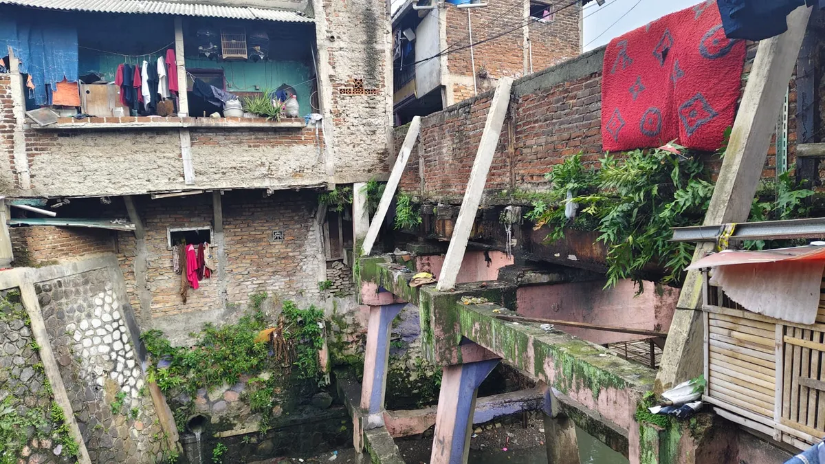 Struktur tiang atau fondasi bawah jembatan peninggalan era kolonial yang masih berdiri kokoh. (Foto: Maya Maulyda)