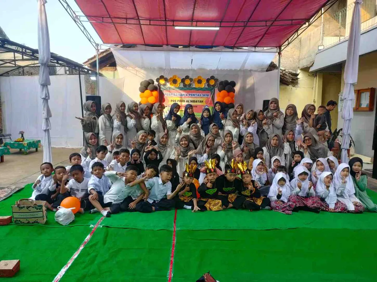 Orang tua, guru dan siswa Pos PAUD Al-Hidayah Kebonterong Cibiru Kota Bandung melakukan foto bersama saat pelepasan, Rabu (24/6/2026) (Sumber: Istimewa | Foto: Aa Akil)