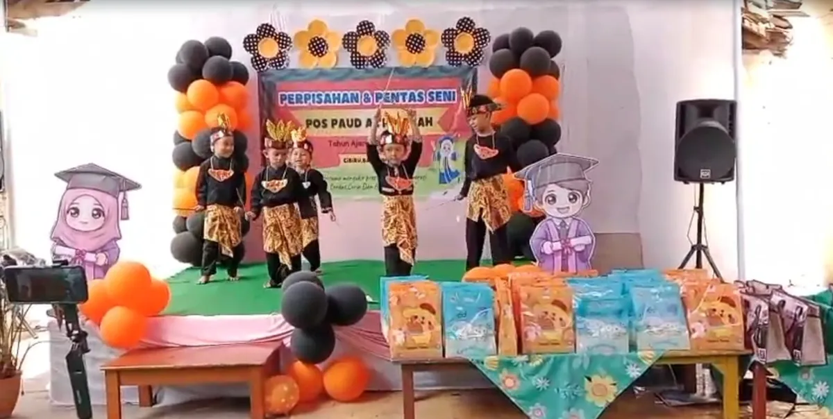 Hasil tangkapan layar asyiknya Kakang menari Cik Cik Pariuk bersama kawan sekelasnya, Rabu (24/6/2026) (Sumber: Istimewa)