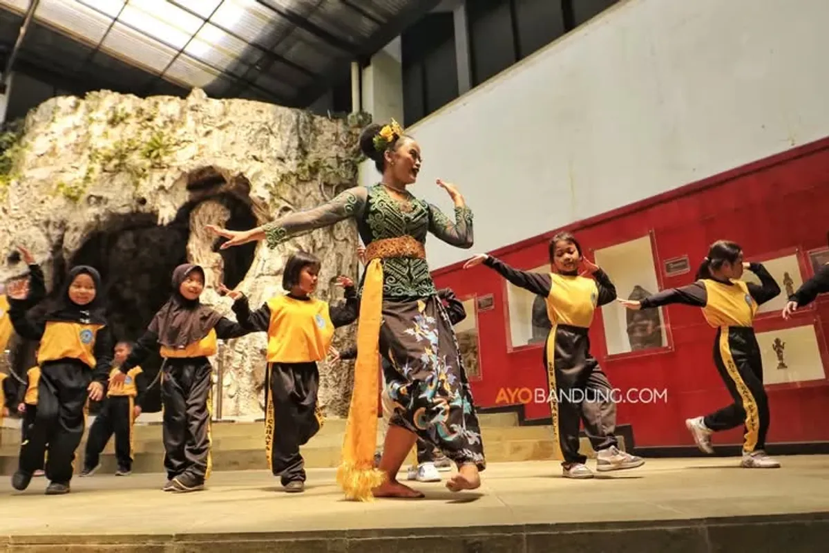 Sejumlah siswa mengikuti kegiatan belajar seni tari tradisional di Museum Sri Baduga, Jalan BKR, Kota Bandung pada Selasa, 14 April 2026. (Sumber: Ayobandung.com | Foto: Irfan Al-Faritsi)