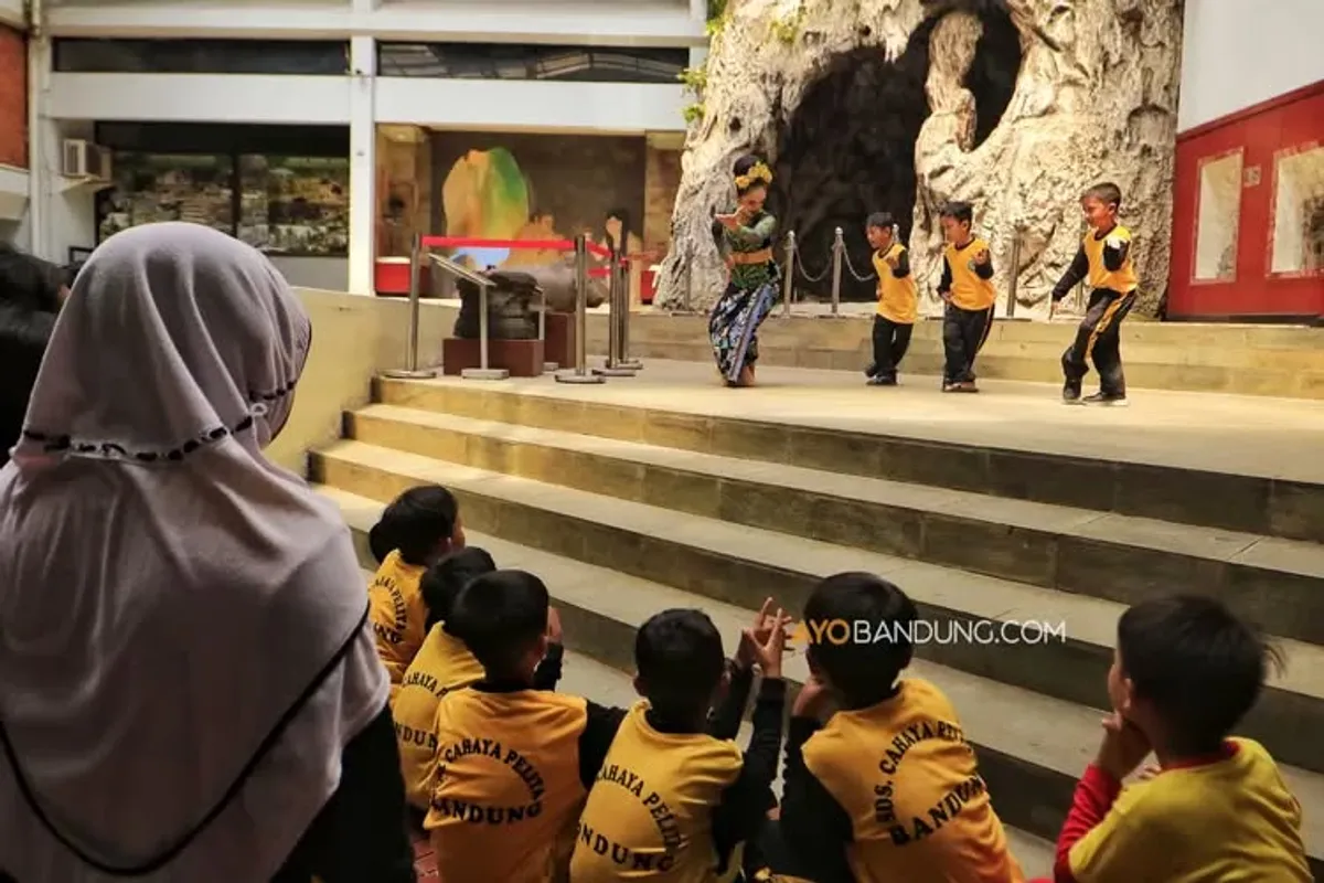 Kegiatan ini menjadi bagian dari upaya mengenalkan dan melestarikan budaya daerah kepada generasi muda melalui edukasi langsung di ruang publik budaya. (Sumber: Ayobandung.com | Foto: Irfan Al-Faritsi)
