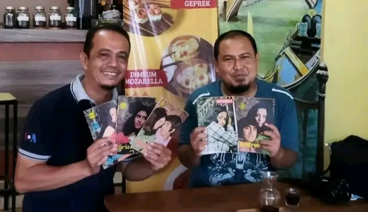 Penulis bersama koleksi majalah hiburan, film, dan musik terbitan tahun 1970-an yang pernah menjadi bacaan favorit masyarakat Indonesia. (Sumber: Koleksi Kin Sanubary)