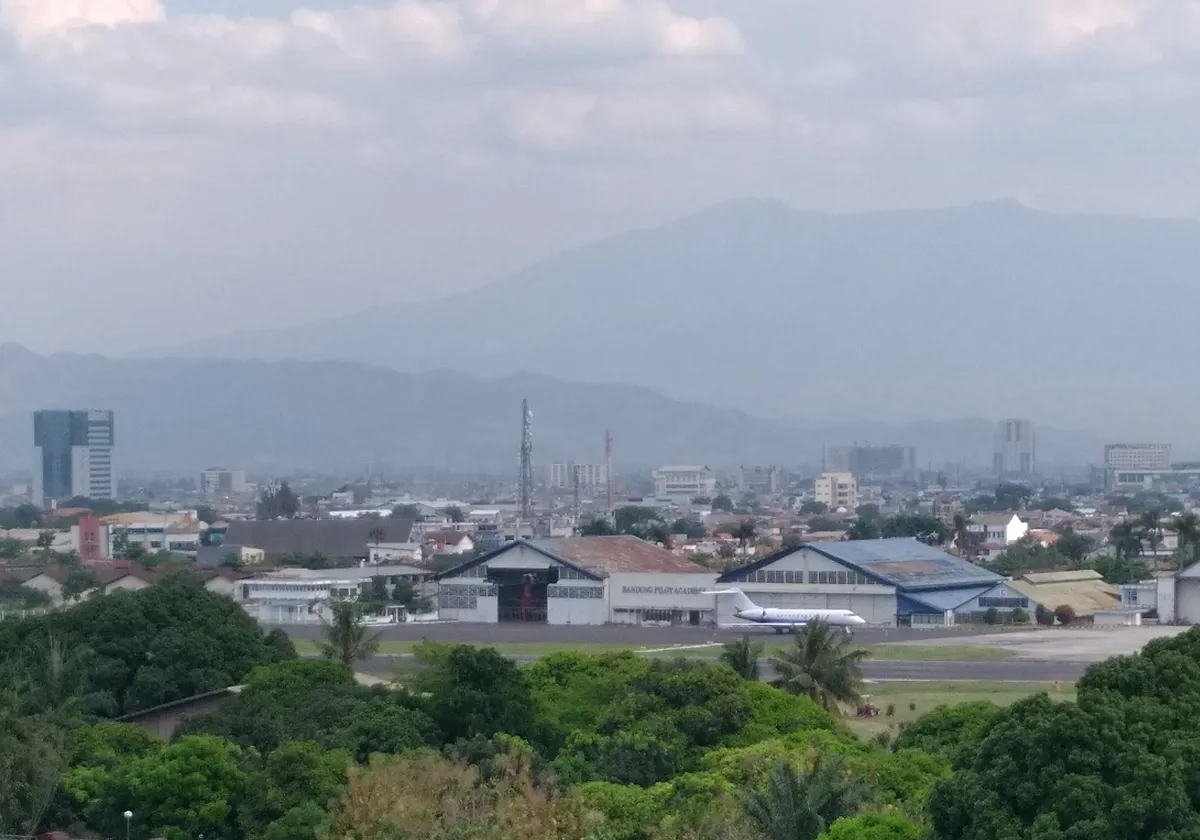 Landas pacu Bandara Husein Sastranegara dilihat dari lantai 9 Gedung Pusat Manajemen PT Dirgangtara Indonesia (Sumber: dokpri | Foto: Totok Siswantara)