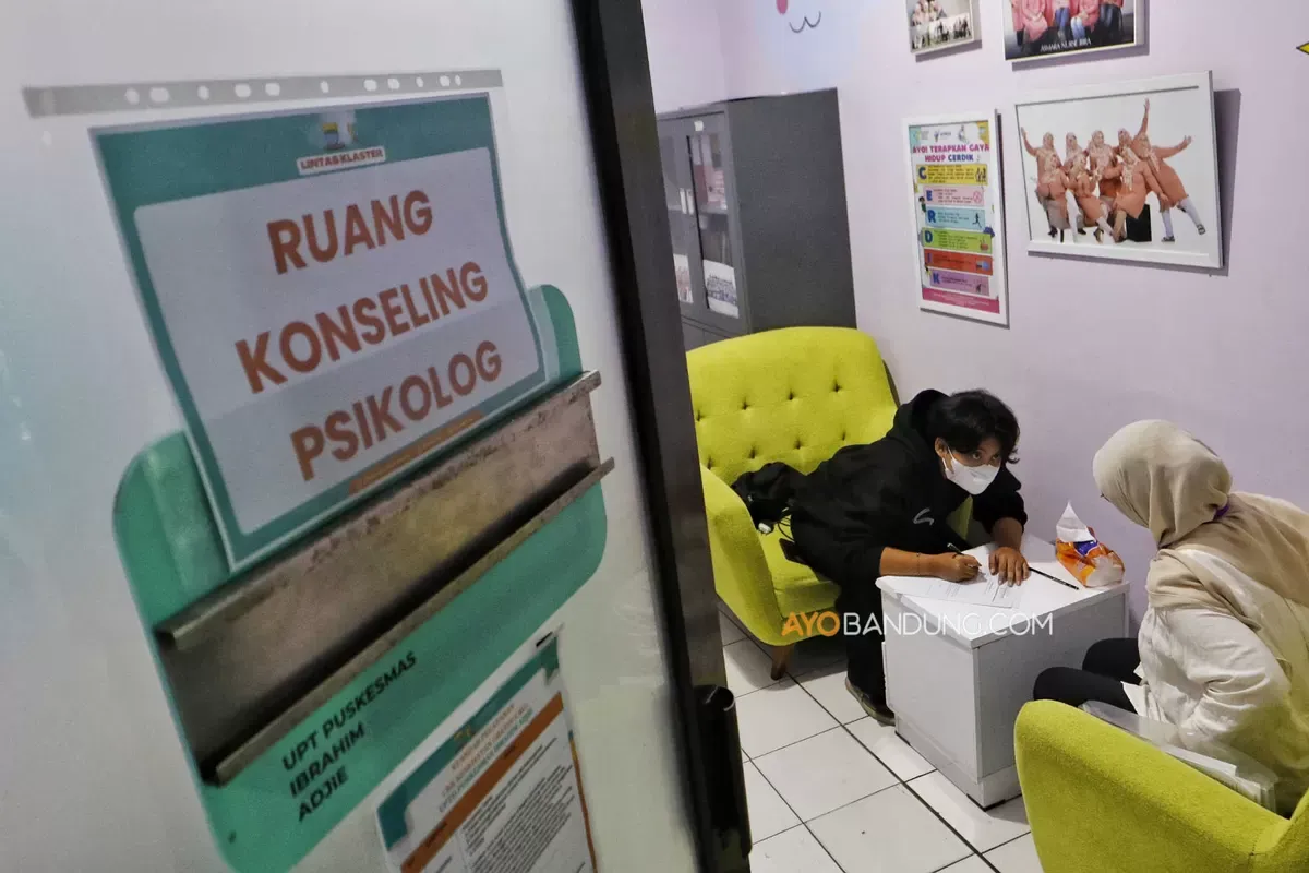 Seorang warga berkonsultasi dengan psikolog di Puskesmas Ibrahim Adjie, Kota Bandung, Rabu 13 Mei 2026. (Sumber: Ayobandung.com | Foto: Irfan Al-Faritsi)