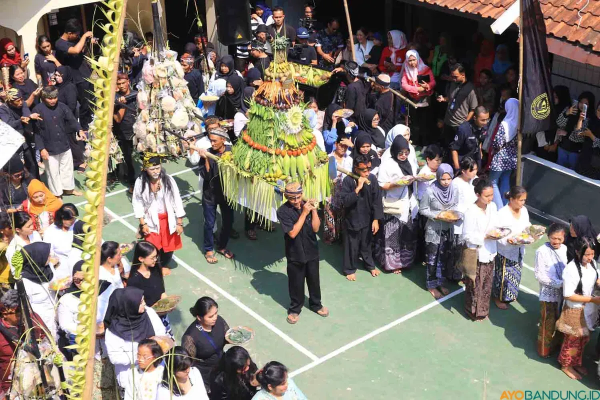 Masyarakat Adat Kampung Cireundeu Kota Cimahi saat menggelar Tradisi Tutup Taun 1957 dan Ngemban Taun 1 Sura 1958, Sabtu 3 Agustus 2024 (Sumber: Ayobandung.id | Foto: Irfan Al-Faritsi)