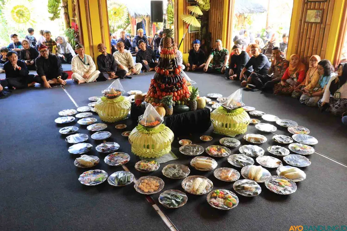 Masyarakat adat Kampung Cireundeu Kota Cimahi menampilkan berbagai kesenian seperti wayang golek, tarawangsa, gondang dan tarian lainnya juga doa bersama masyarakar sekitar (Sumber: Ayobandung.id | Foto: Irfan Al-Faritsi)