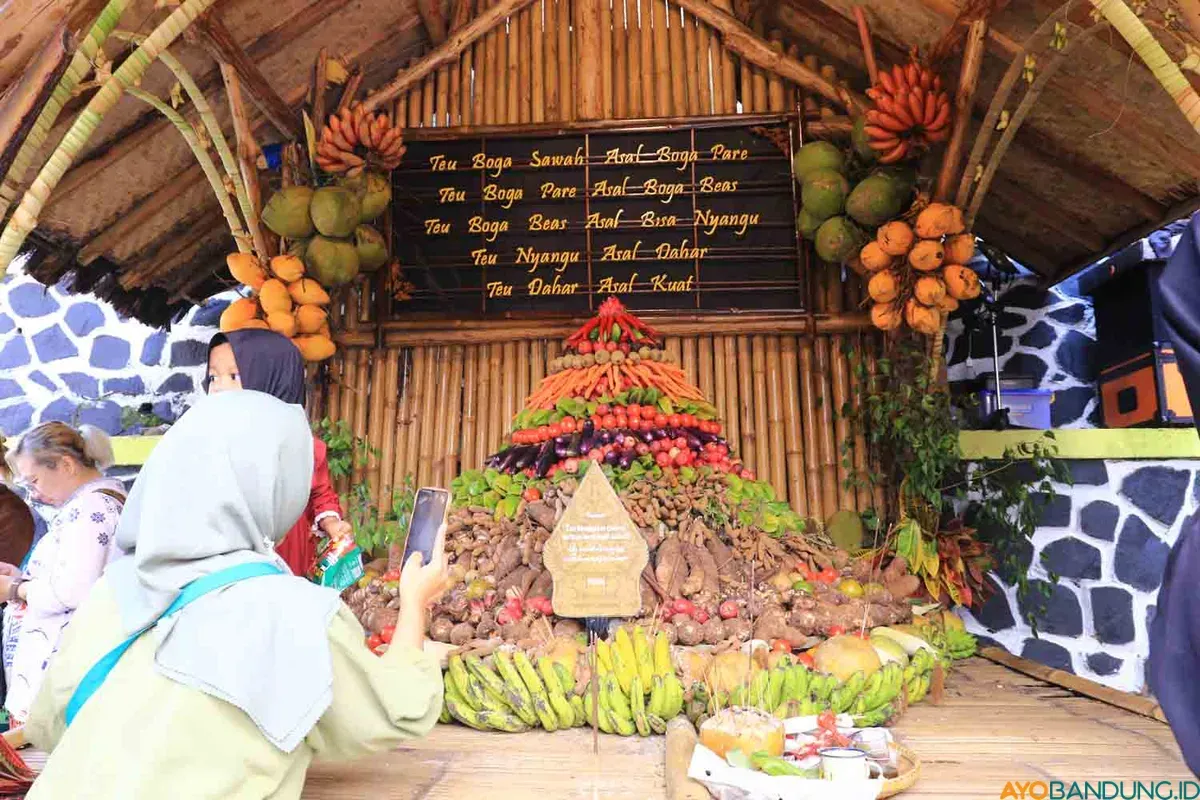 Komunitas adat Cireundeu tetap setia menjaga akar tradisi, salah satunya adalah dengan menggelar Tradisi Tutup Taun 1957 pada Agustus 2024. (Sumber: Ayobandung.id | Foto: Irfan Al-Faritsi)