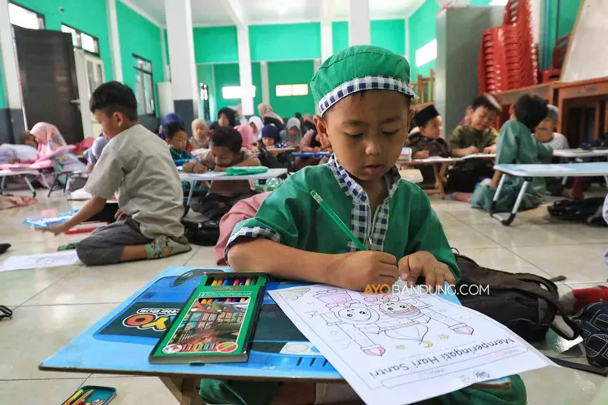 Mari menumbuhkan kreativitas lewat mewarnai (Sumber: Ayobandung.com | Foto: Irfan Al-Faritsi)