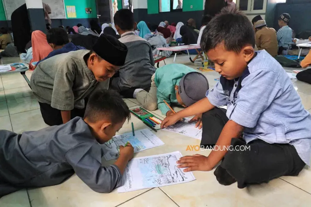 Serunya mewarnai siswa kelas 1-6 MI Al-Mujtahidin, Padalarang, Kabupaten Bandung Barat, dalam rangka memperingati Hari Santri Nasional 2024 yang mengambil tema Menyambung Juang Merengkuh Masa Depan, Selasa 22 Oktober 2024. (Sumber: Ayobandung.com | Foto: Irfan Al-Faritsi)