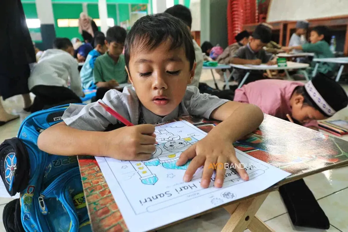 Sejumlah siswa kelas 1-6 di MI Al-Mujtahidin, Padalarang, Kabupaten Bandung Barat, saat ikuti lomba cerdas cermat, pidato, mewarnai, kaligrafi dan fashion show, Selasa 22 Oktober 2024 (Sumber: Ayobandung.com | Foto: Irfan Al-Faritsi)