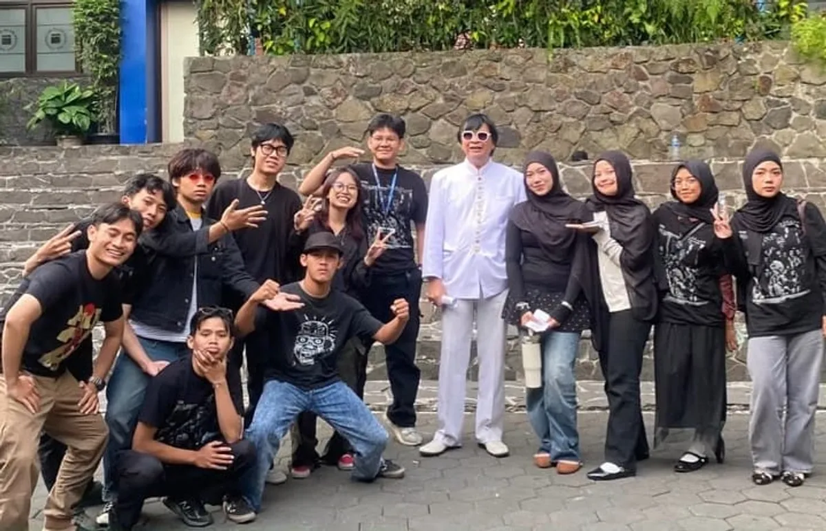 Dramawan Boy Worang menjadi pembicara utama dalam diskusi "Irama Pembangkangan Remy Sylado: Merayakan Keberanian Berbahasa dan Berpikir" yang digelar Majelis Tangga Batu UNISBA. (Foto: Kin Sanubary)