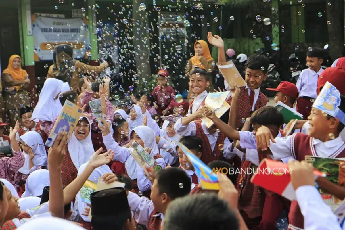 Anggota Komunitas Badut Necis (Badut Nyentrik Bandung Cimahi Sauyunan) MPLS di SD Negeri Cibeber. (Sumber: Ayobandung.com | Foto: Irfan Al-Faritsi)