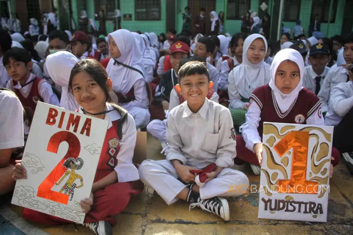 Sejumlah siswa baru mengikuti kegiatan Masa Pengenalan Lingkungan Sekolah (MPLS) di SMP Negeri 2 Bandung, Jalan Sumatera, Kota Bandung. (Sumber: Ayobandung.com | Foto: Irfan Al-Faritsi)