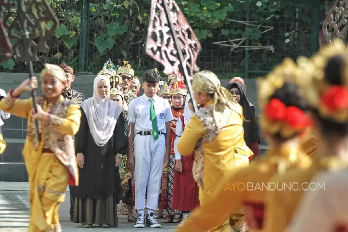 Sejumlah siswa baru mengikuti kegiatan Masa Pengenalan Lingkungan Sekolah (MPLS) di SMP Negeri 2 Bandung, Jalan Sumatera, Kota Bandung. (Sumber: Ayobandung.com | Foto: Irfan Al-Faritsi)