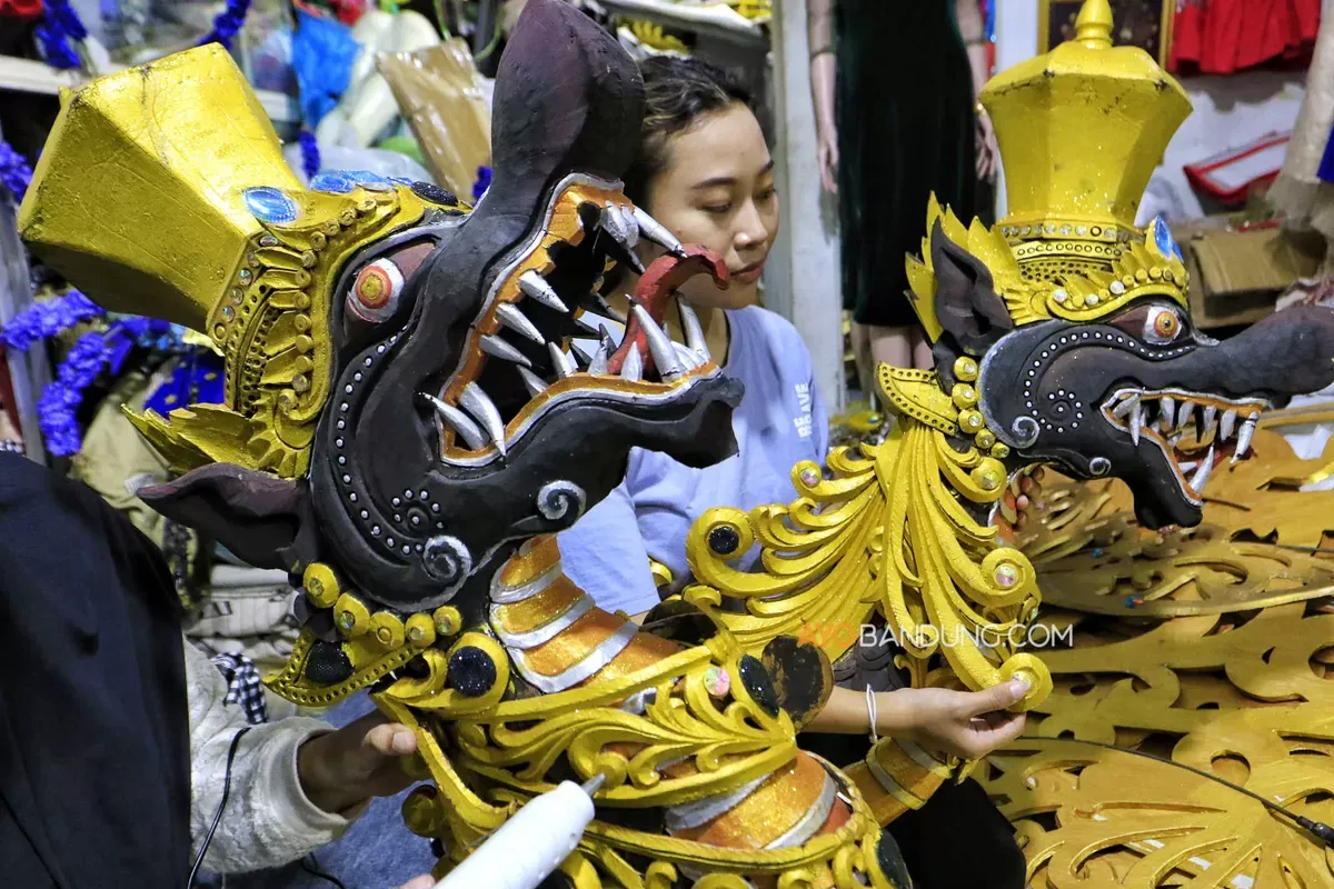 Peserta menyiapkan kostum karnaval di Gallery Bandung Culture, Gang Masjid 3, Babakan Surabaya, Kiaracondong, Kota Bandung, Kamis, 9 Juli 2026. (Sumber: Ayobandung.com | Foto: Irfan Al-Faritsi)
