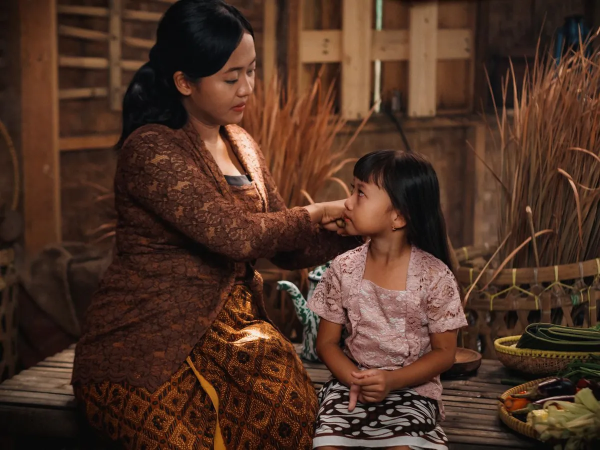 Wanita Indonesia memakai kebaya. (Sumber: Pexels | Foto: David Tumpal)