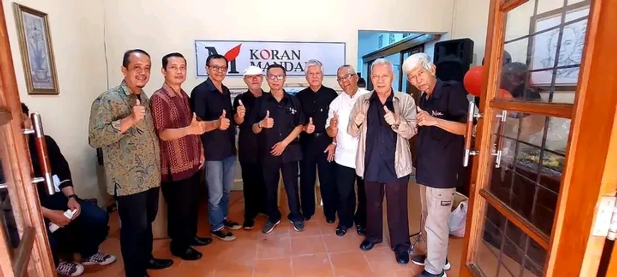 Penulis berfoto bersama para wartawan senior Harian Umum MANDALA seusai peluncuran portal berita Koran Mandala, 1 Juni 2023, sebagai momentum menghidupkan kembali semangat dan warisan jurnalistik MANDALA. (Sumber: Foto dan koleksi koran lawas milik Kin Sanubary)