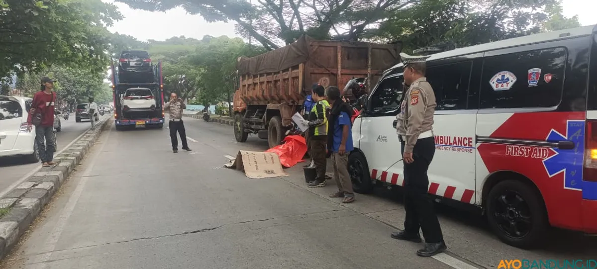 Seorang pengendara sepeda motor tewas setelah menabrak bagian belakang truk yang tengah berhenti di Jalan Soekarno Hatta, Kecamatan Arcamanik, Kota Bandung, Kamis, 25 September 2025, siang. (Sumber: ayobandung.id | Foto: Gilang Fathu Romadhan)