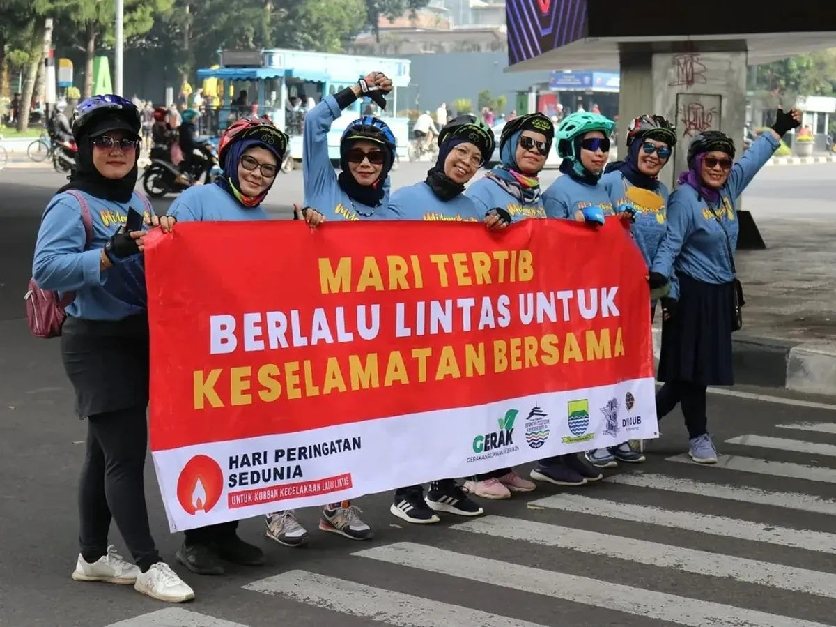 Kegiatan kampanye keselamatan berlalu lintas yang pernah rutin dilaksanakan oleh Dishub bersama Forkom Pesepeda se-Bandung Raya setiap Minggu pagi di Simpang Dago-Cikapayang, Kota Bandung. (Sumber: Instagram/@forkombandungraya)