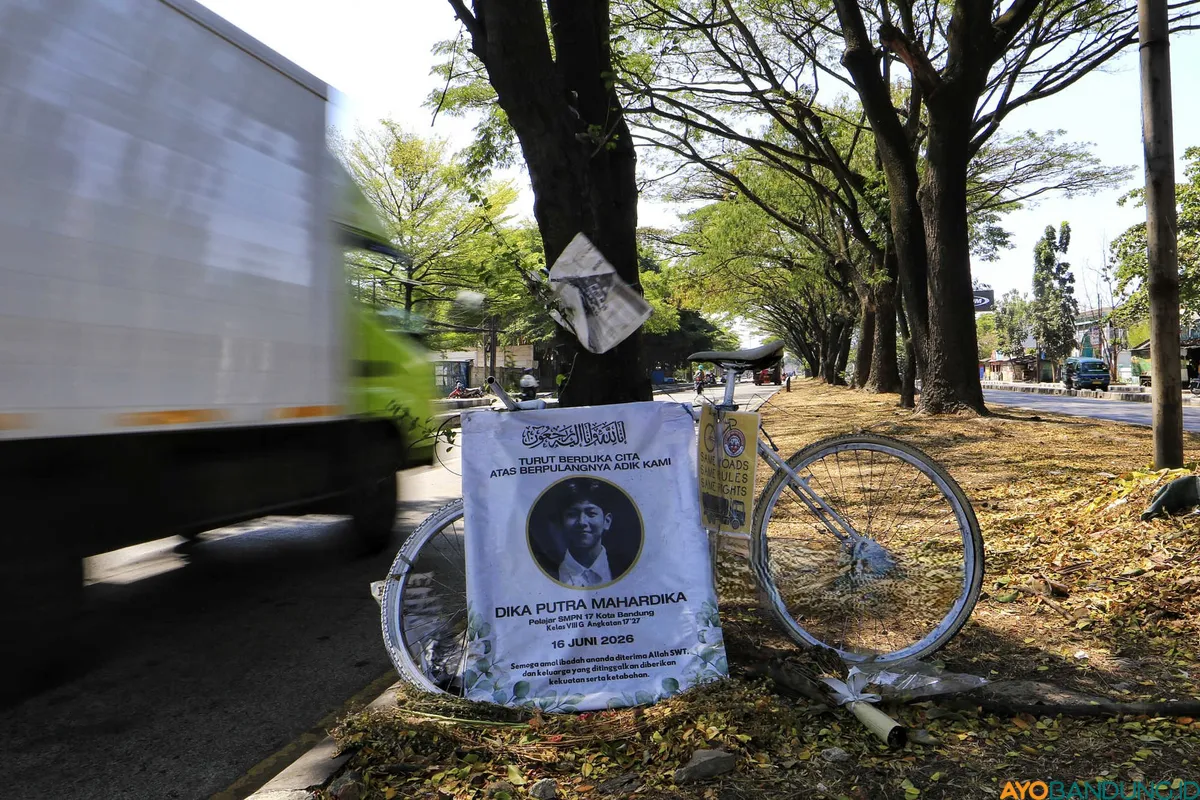 Komunitas Bike to Work (B2W) Bandung memasang Ghost Bike di Jalan Soekarno-Hatta, penanda di lokasi kecelakaan yang merenggut nyawa seorang pelajar berusia 14 tahun. (Sumber: ayobandung.id | Foto: Irfan Al Faritsi)