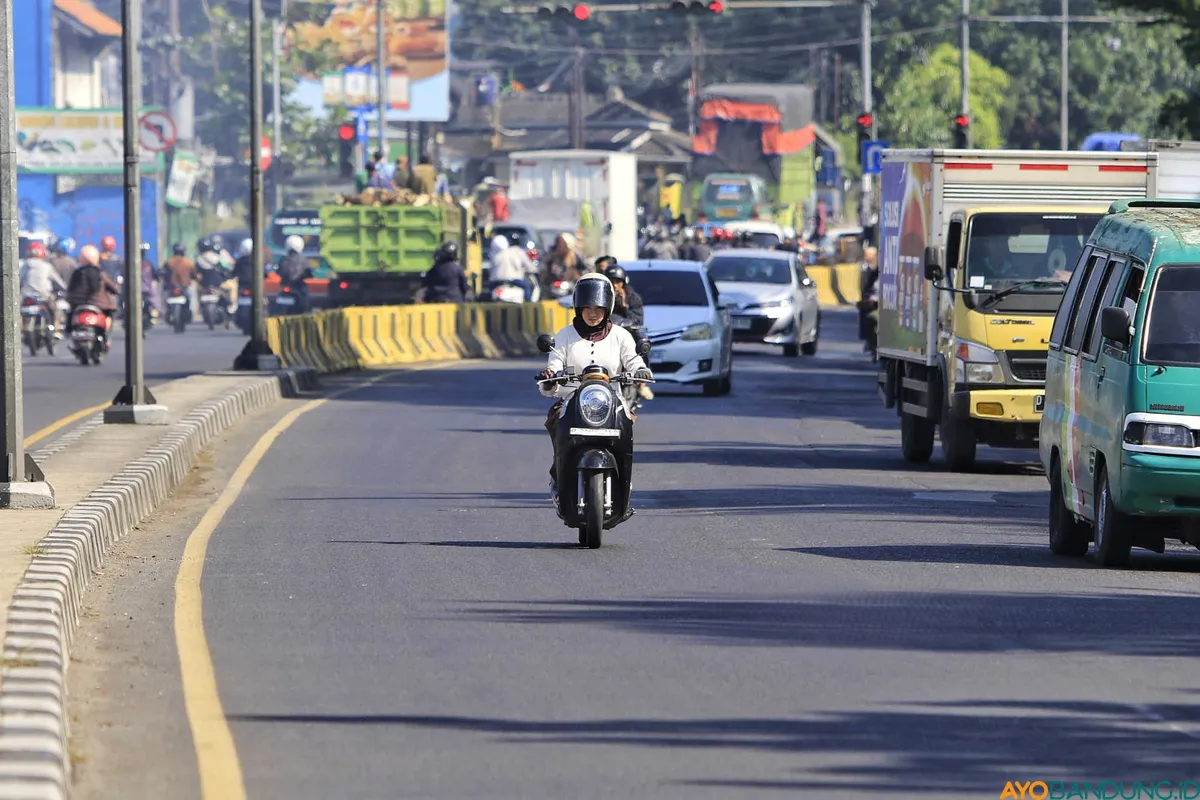 Pemandangan sehari-hari di Jalan Soekarno Hatta, Kota Bandung. (Sumber: ayobandung.id | Foto: Irfan Al Faritsi)