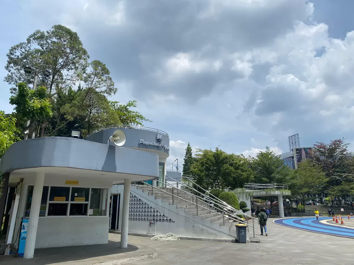 Perpustakaan Gasibu (sebelum dibongkar) di depan Gedung Sate, Kota Bandung. (Sumber: Ayobandung | Foto: Magang Ayobandung/Ananda Yunan Firzatulloh)