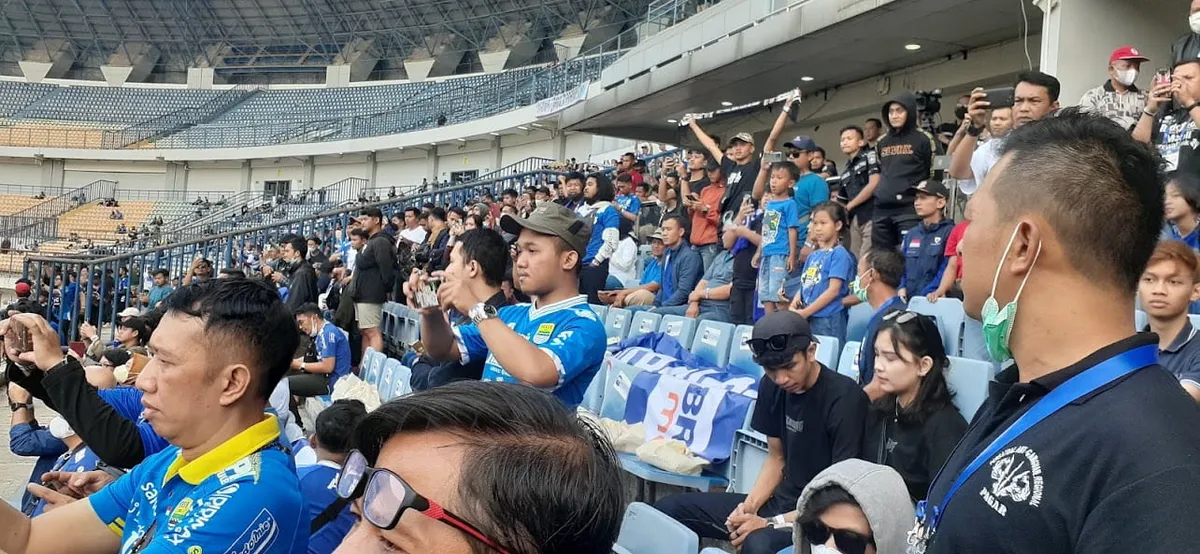 Gelora semangat penonton di dalam Stadion GBLA Bandung (Sumber: dokpri | Foto: Totok Siswantara)