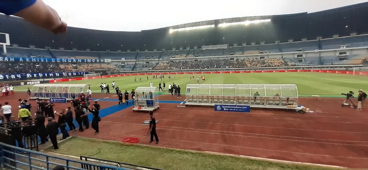 Suasana pertandingan Liga 1 di Stadion GBLA (Sumber: dokpri | Foto: Totok Siswantara)