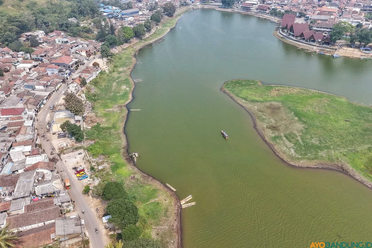 Musim kemarau yang diprediksi BMKG lebih kering tahun ini membuat Situ Ciburuy dangkal. (Sumber: ayobandung.id | Foto: Irfan Al Faritsi)