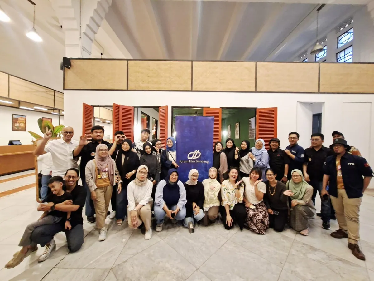 Panitia Forum Film Bandung (FFB) selaku penyelenggara Festival Film Bandung 2026 berfoto bersama usai acara pengumuman daftar nominasi. (Foto: Ratna Ayu Budhiarti)