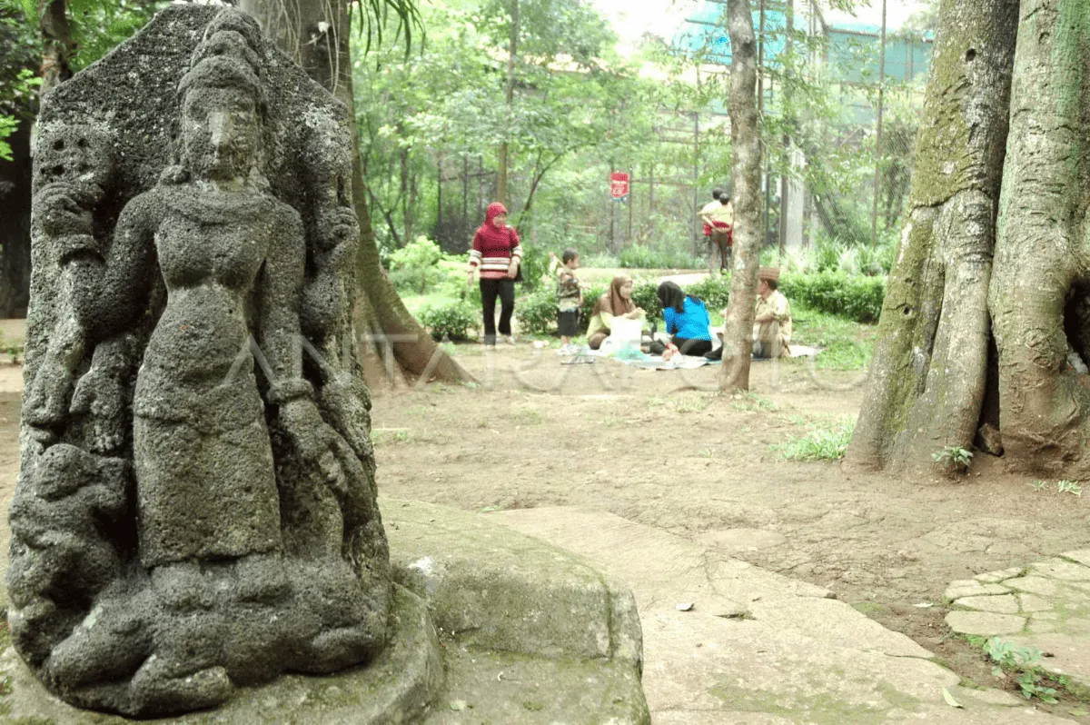 BANDUNG, 28/11 - TIDAK TERAWAT. Sebuah arca setinggi 75 cm berdiri tegak di kebun binatang Bandung. Jawa Barat, Rabu (28/11). Sejumlah benda cagar budaya yang seharusnya terawat di museum, dalam kondisi yang memprihatikankan di tempat hiburan rakyat tersebut, dan tidak tertutup kemungkinan akan dicuri dan diperjualkan belikan. FOTO ANTARA/Agus Bebeng/Koz/ama/07. (Sumber: https://www.antarafoto.com/id/view/19130/arca-durga | Foto: Agus Bebeng)